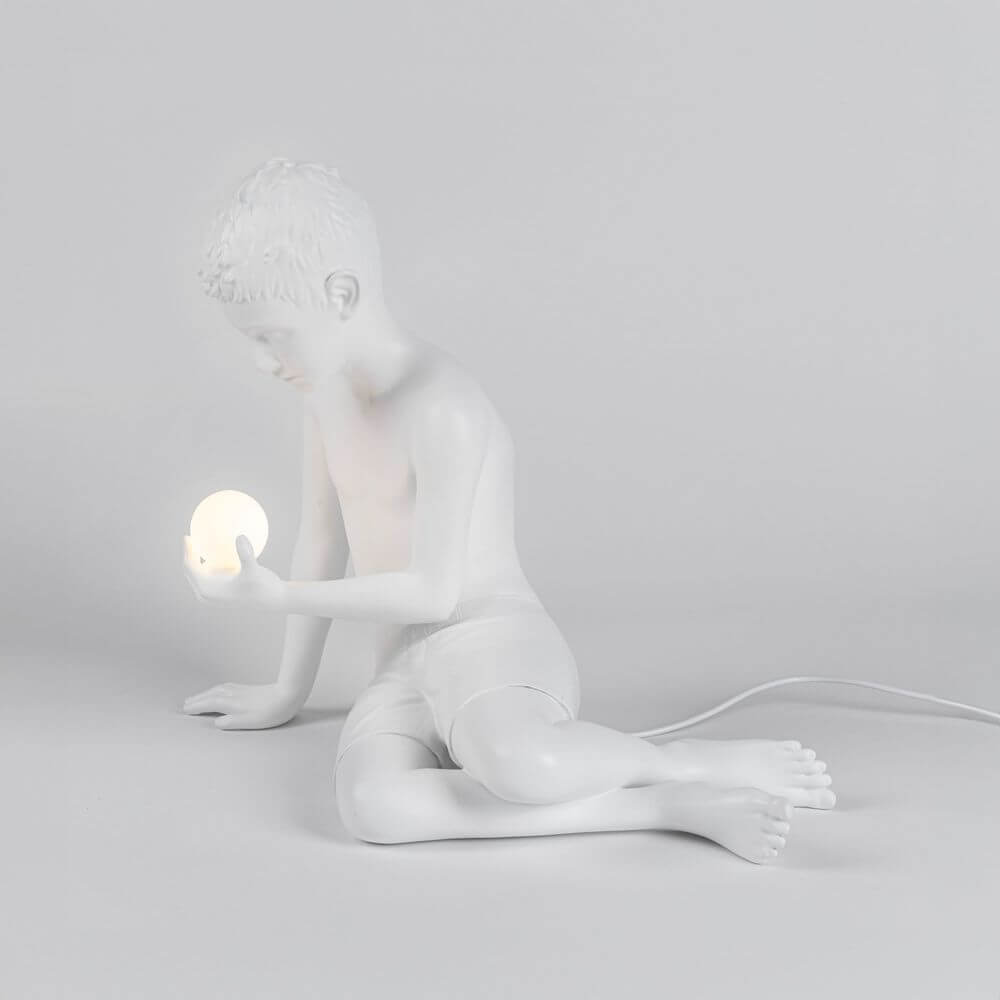 Seletti Innerflow Mini LED-Dekoleuchte Junge Harz sitzender Junge mit leuchtender Kugel als dekorative Mood-Lampe