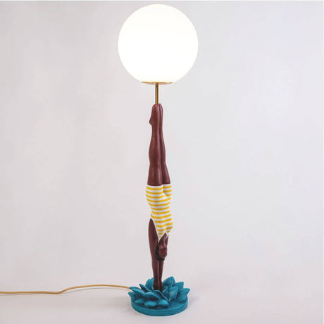 Lampe de table dimmable Seletti Lady Diver LED — lampe de table riche en détails avec figurine de plongeuse, maillot de bain rayé et abat-jour sphérique LED