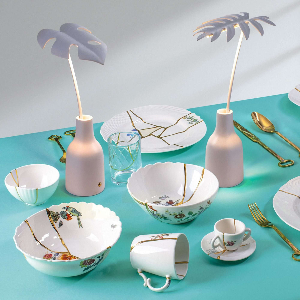 Seletti Leaf Light Stellou Tischleuchte Harz Metall skulpturale Tischlampe mit Blatt-Design auf gedecktem Tisch