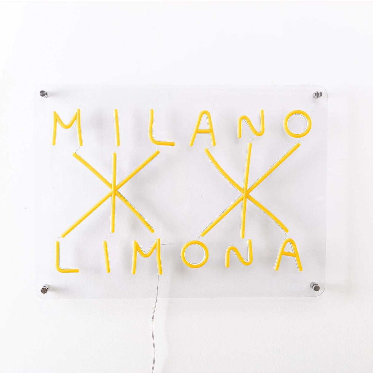 Seletti Milano-Limona LED-Schild Gelb mit gelben Acrylbuchstaben auf transparentem Hintergrund