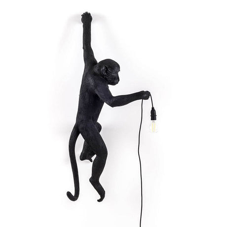Applique extérieure suspendue Seletti Monkey main gauche, une lampe artistique en forme de singe pour l’extérieur.
