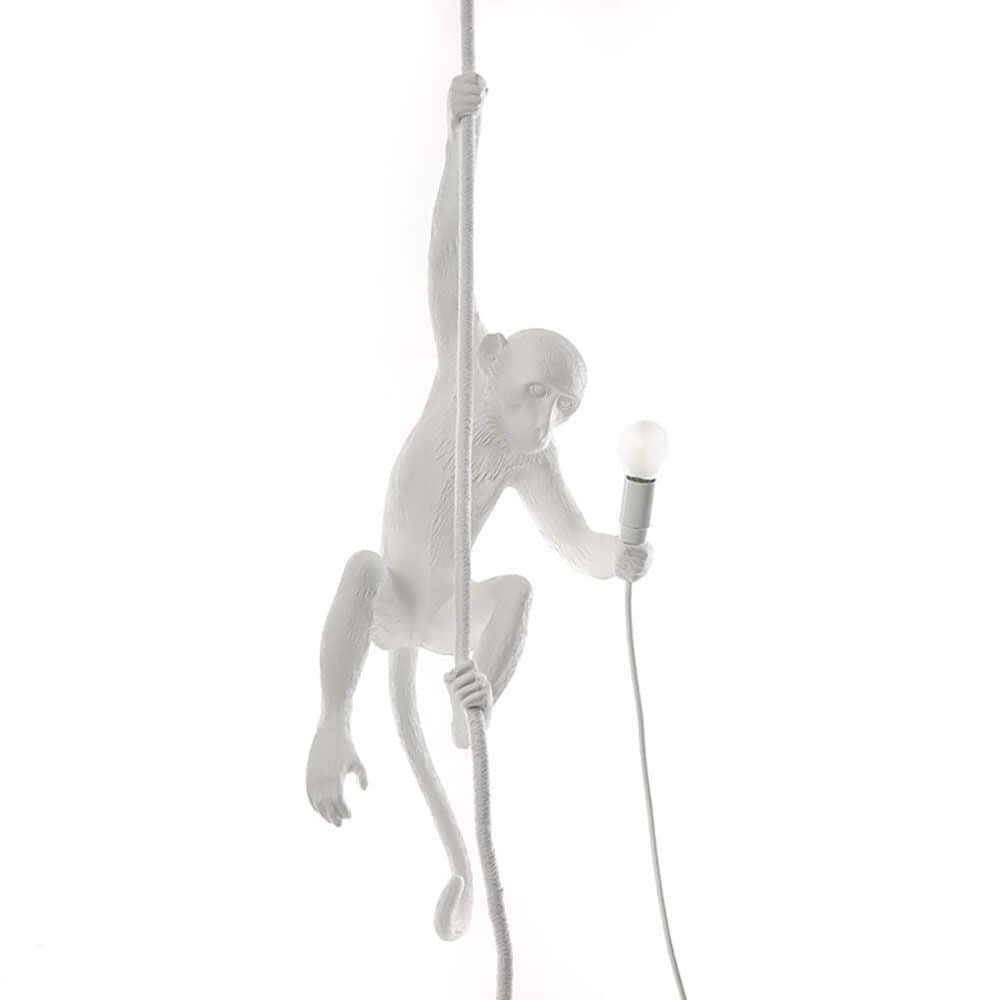 Seletti Monkey Ceiling Pendelleuchte Weiß – verspielte Affenfigur mit Lampe, die Kunst und Design vereint.