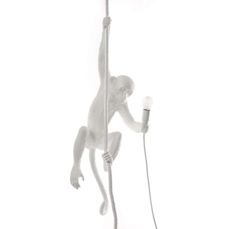 Seletti Monkey Ceiling Pendelleuchte Weiß mit einem weißen Affen, der an einem Seil hängt und eine Lampe hält.