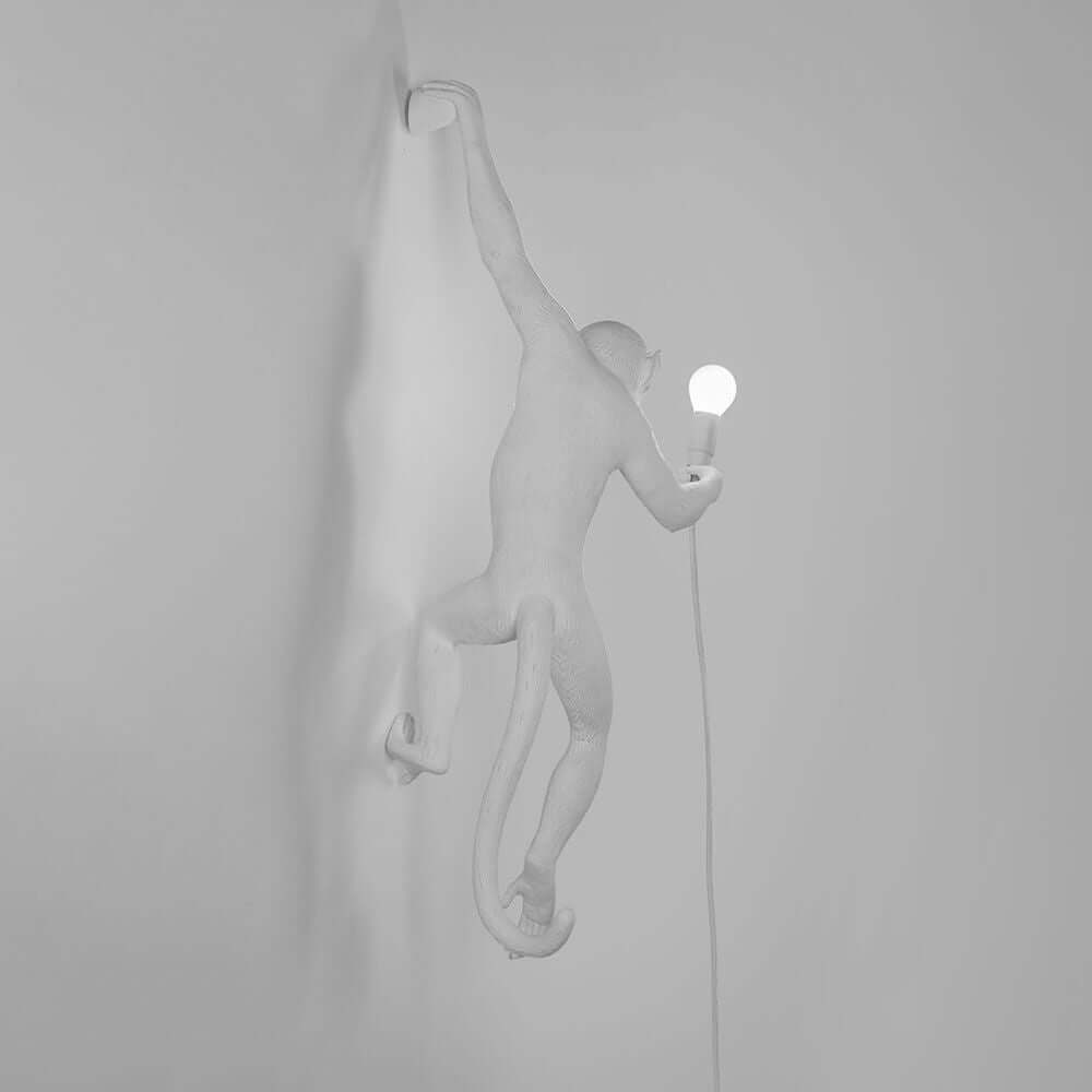 Seletti Monkey Wandleuchte hängend linke Hand Weiß als kreative Wandlampe in Weiß mit Affen-Design.