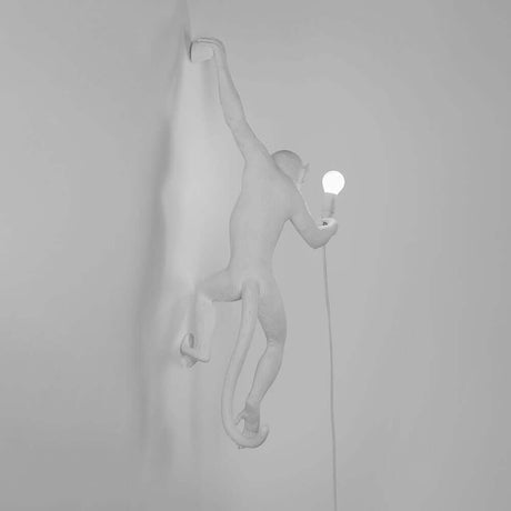 Applique murale Seletti Monkey suspendue main gauche blanche comme lampe murale créative en blanc avec un design de singe.