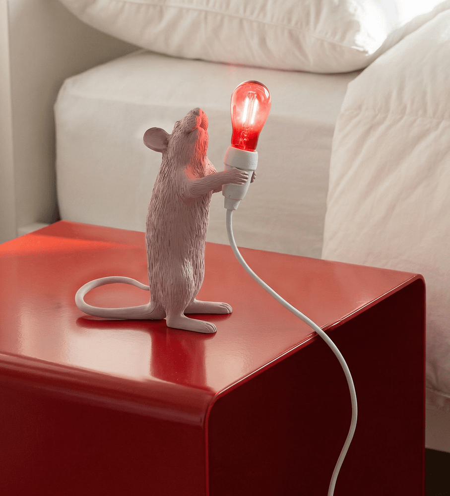 Seletti Mouse Lamp Step LED-Tischleuchte USB Herz rosa Maus mit rotem Herz-Glühbirnen-Design auf rotem Beistelltisch