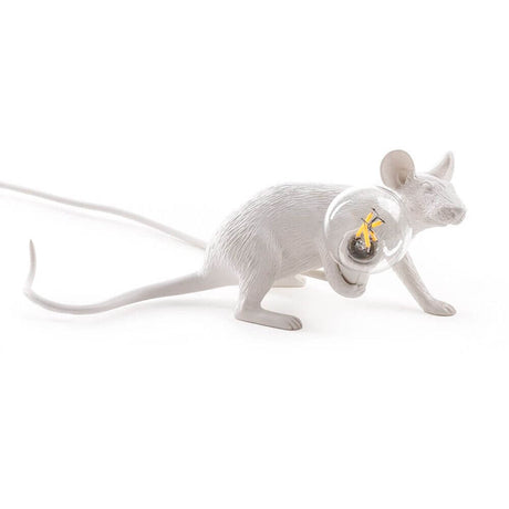 Lampe de table allongée USB Seletti Mouse Lop LED - souris blanche avec ampoule dans les bras.