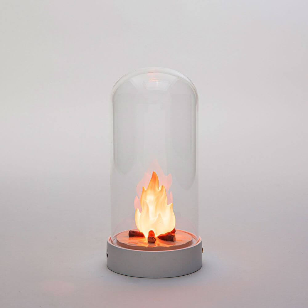 Seletti My Little Bonfire LED-Tischleuchte Flammeneffekt unter Glaskuppel, detailreiche Harzflamme auf weißem Sockel