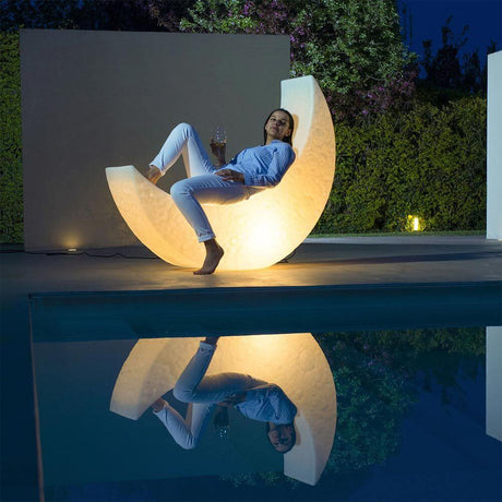 Seletti My Moon moon gulvlampe til indendørs og udendørs brug IP44 som siddeplads i haven om natten.