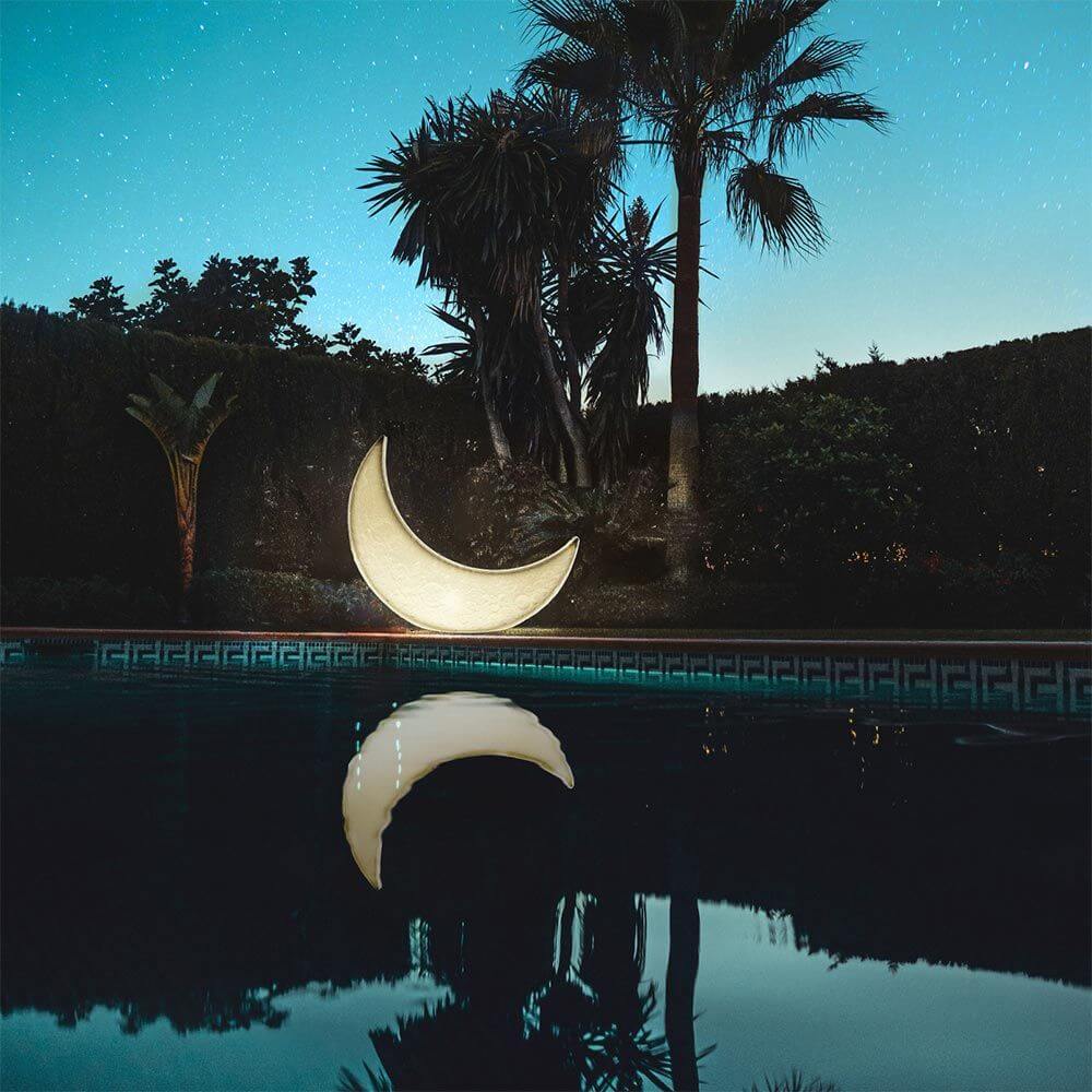 Seletti My Moon Mond Bodenleuchte für Innen- & Außenbereich IP44 am Pool unter dem Sternenhimmel.