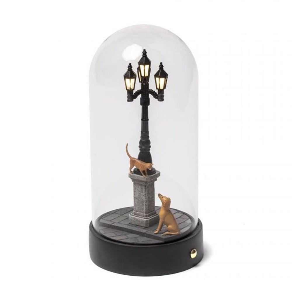 Seletti My little Evening Tischleuchte unter Glaskuppel mit Hundedekor und Straßenlaterne