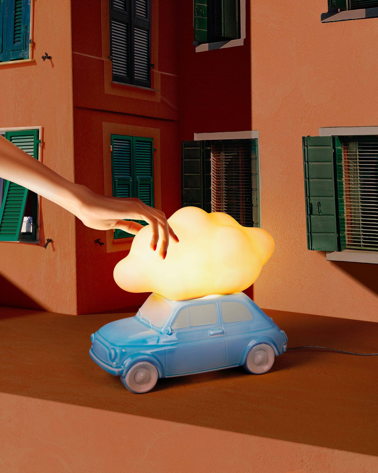 Seletti Nuvola Porzellan-Tischleuchte dimmbar auf blauem Auto-Design, leuchtende Wolkenform aus Porzellan in Wohnambiente