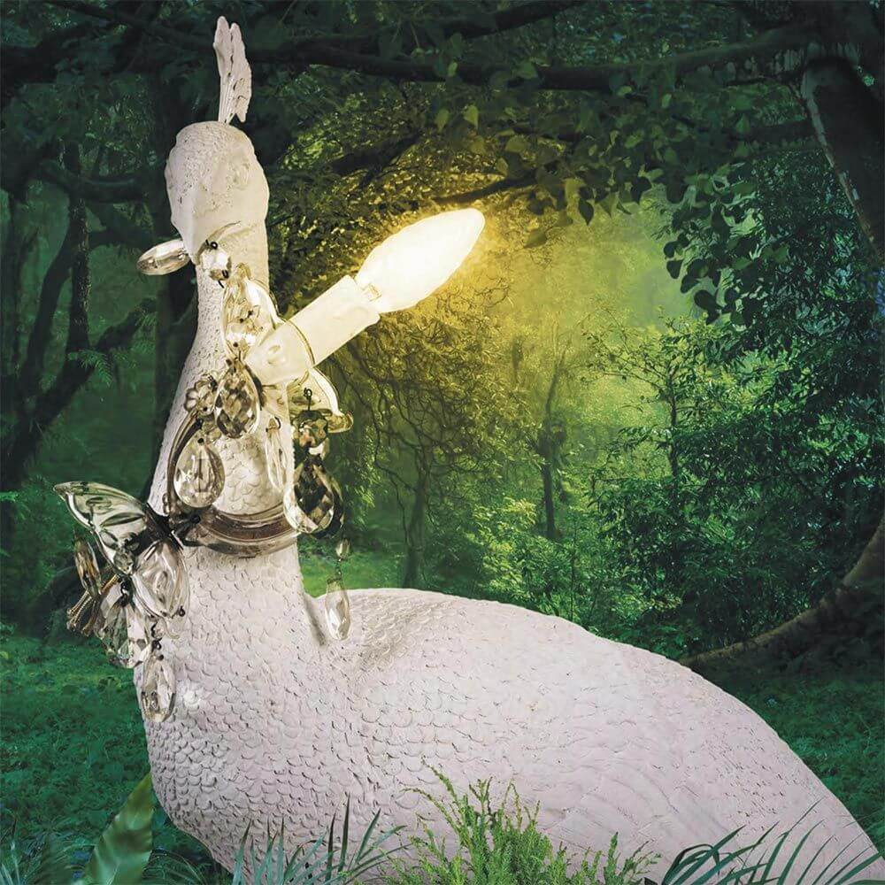 Elegante Seletti Peacock Stehleuchte Weiß Dimmbar in einem grünen Wald mit dekorativem Design.