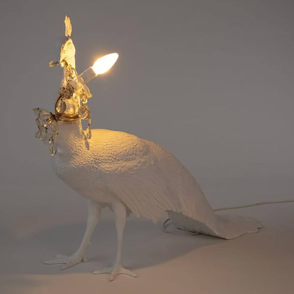 Seletti Peacock Stehleuchte Weiß Dimmbar als dekorative Bodenlampe in Form eines weißen Pfau.