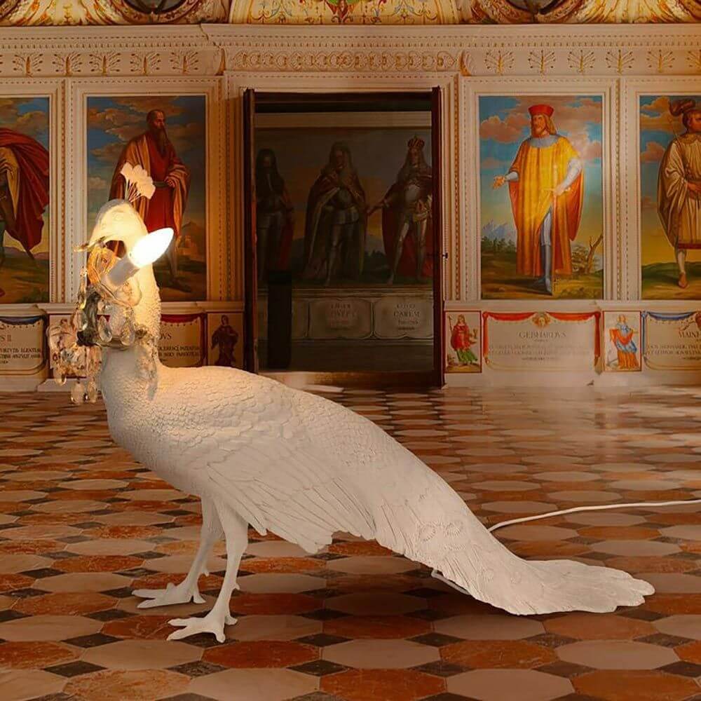 Seletti Peacock Stehleuchte Weiß Dimmbar in einem stilvollen Raum mit kunstvollen Wandmalereien.