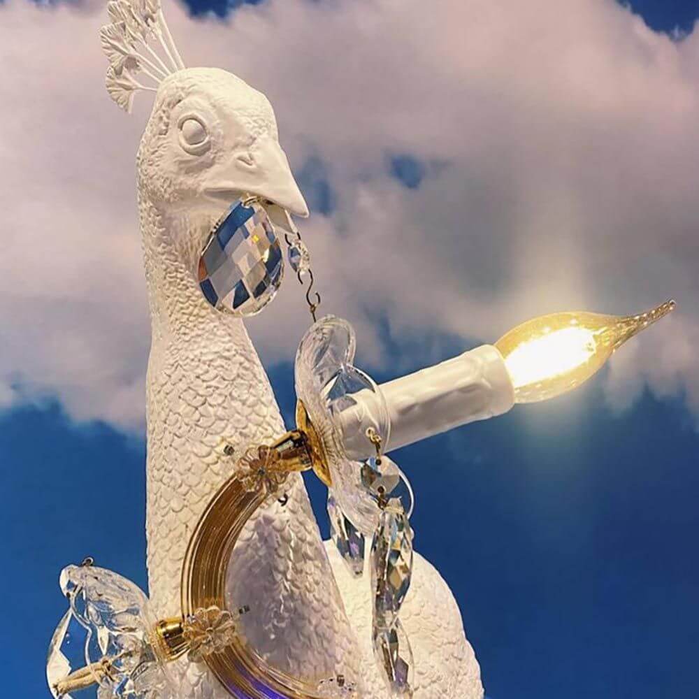 Seletti Peacock Stehleuchte Weiß Dimmbar mit eleganten Kristallakzenten und stilvollem Design.