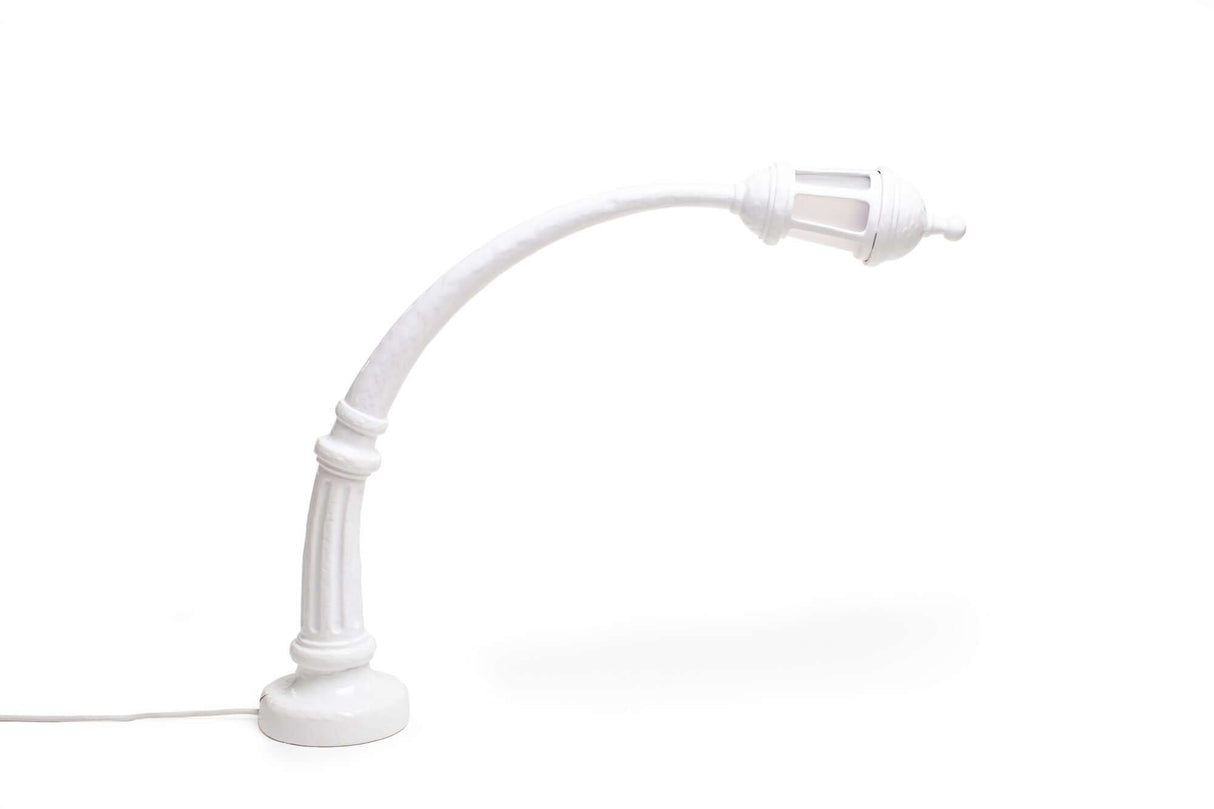 Seletti Sidonia LED-Tischleuchte dimmbar weiße Straßenlaternen-Optik aus Harz und Acryl, gebogene Tischlampe für Schlafzimmer und Wohnzimmer