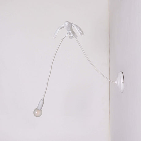 Seletti Sparrow Take-Off Væglampe Hvid - hvid harpiks fuglevæglampe med fleksibelt kabel og pære, legende Marcantonio design