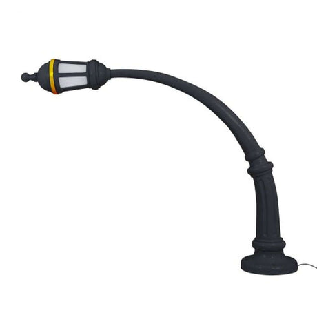 Lampadaire d’extérieur Seletti Street avec forme ondulée et design nostalgique en noir.