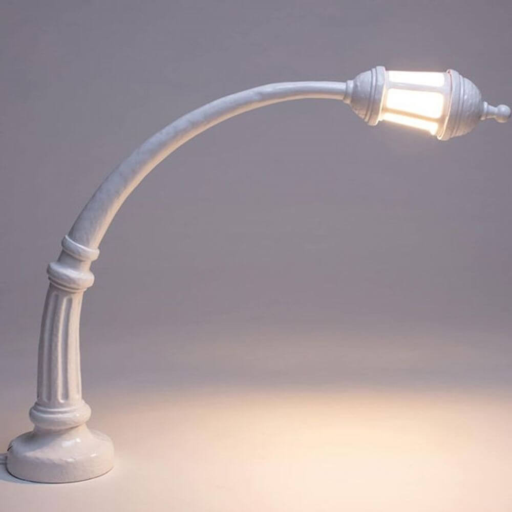 Seletti Street Außen-Stehleuchte mit elegantem, gewundenem Design und warmem Licht.