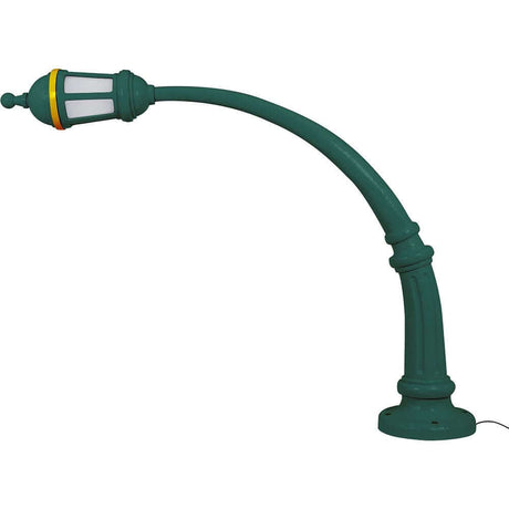 Lampadaire d’extérieur Seletti Street en vert, design ondulé pour un look ludique.