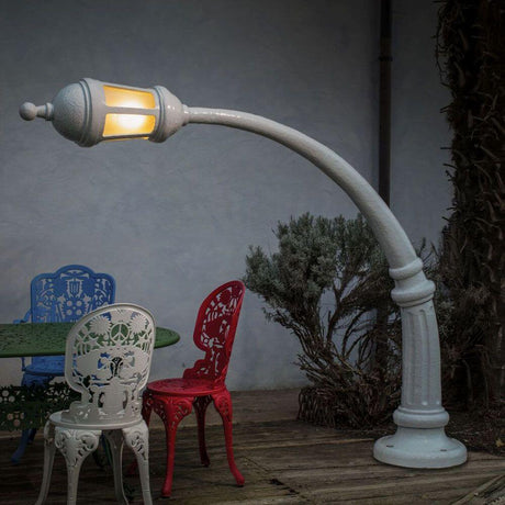Lampadaire d’extérieur Seletti Street décorant les espaces extérieurs avec son design unique et sa lumière chaleureuse.