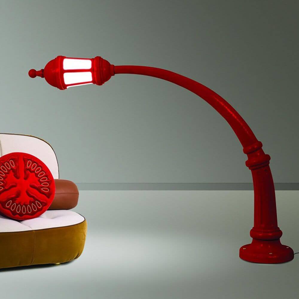 Seletti Street Stehleuchte & Bogenleuchte in rot, stilvolle Straßenlampe mit comichaftem Design.