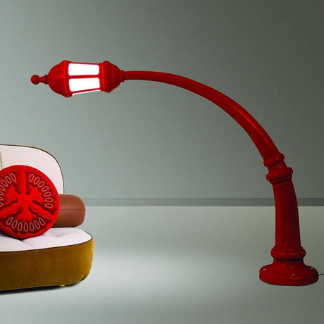 Seletti Street gulvlampe og buelampe i rødt, stilfull gatelampe med tegneserieaktig design.