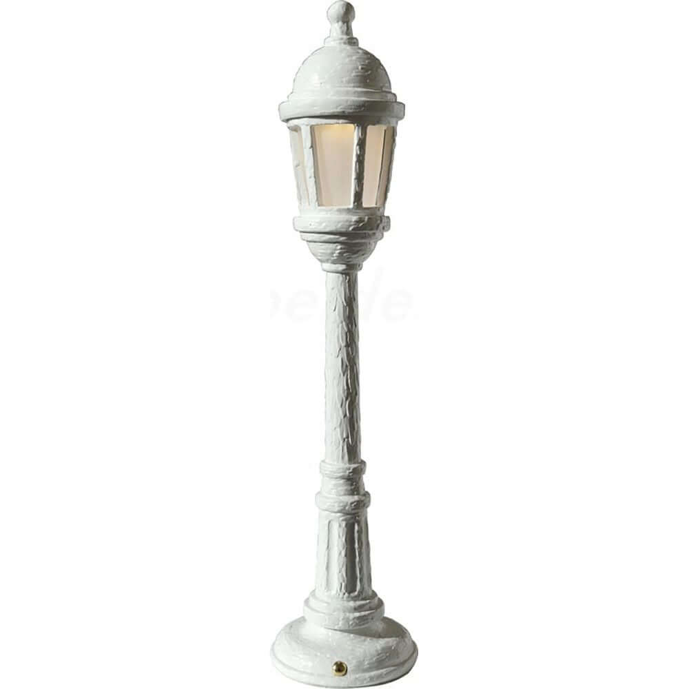 Seletti Street Tischlampe von Studio Job, weiße Retro-Lampe, verwandelt Oberflächen in ein fantastisches Diorama.
