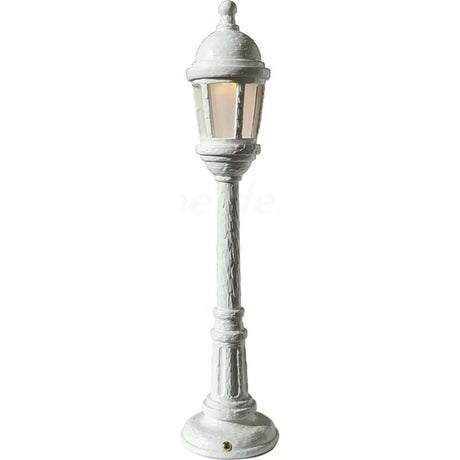 Seletti Street bordlampe - hvit bordlampe i retrostil av Studio Job, ideell for kreative dioramaer.