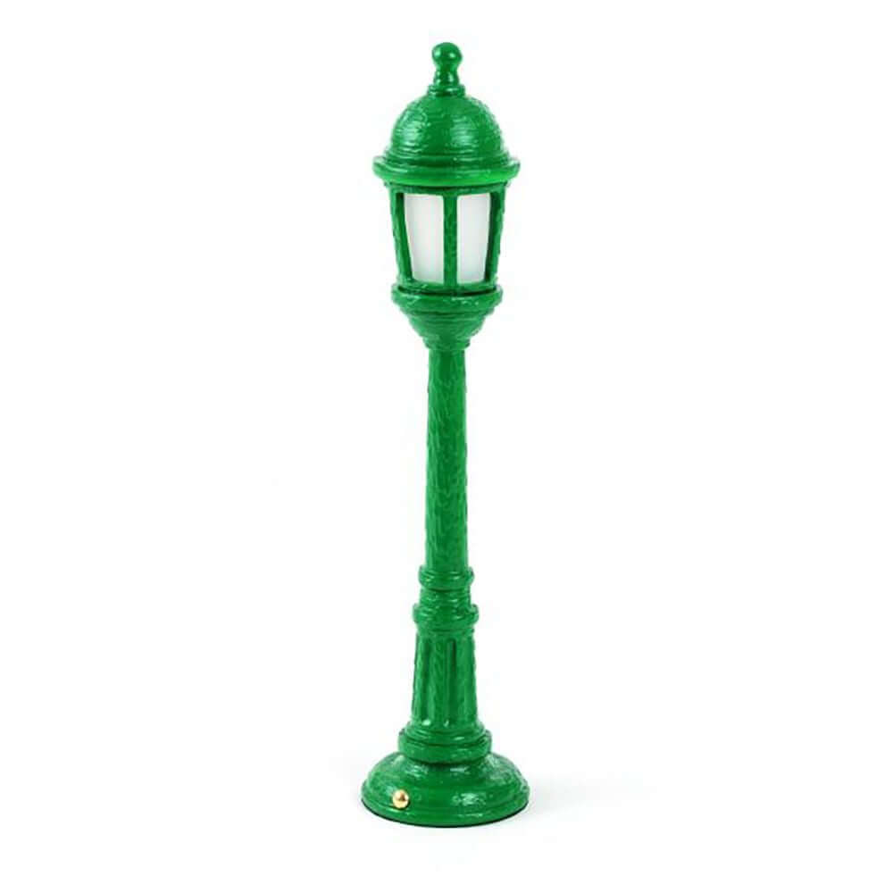 Seletti Street Tischlampe in grün, inspiriert von Retro-Strassenlaternen und ideal für Dioramen.