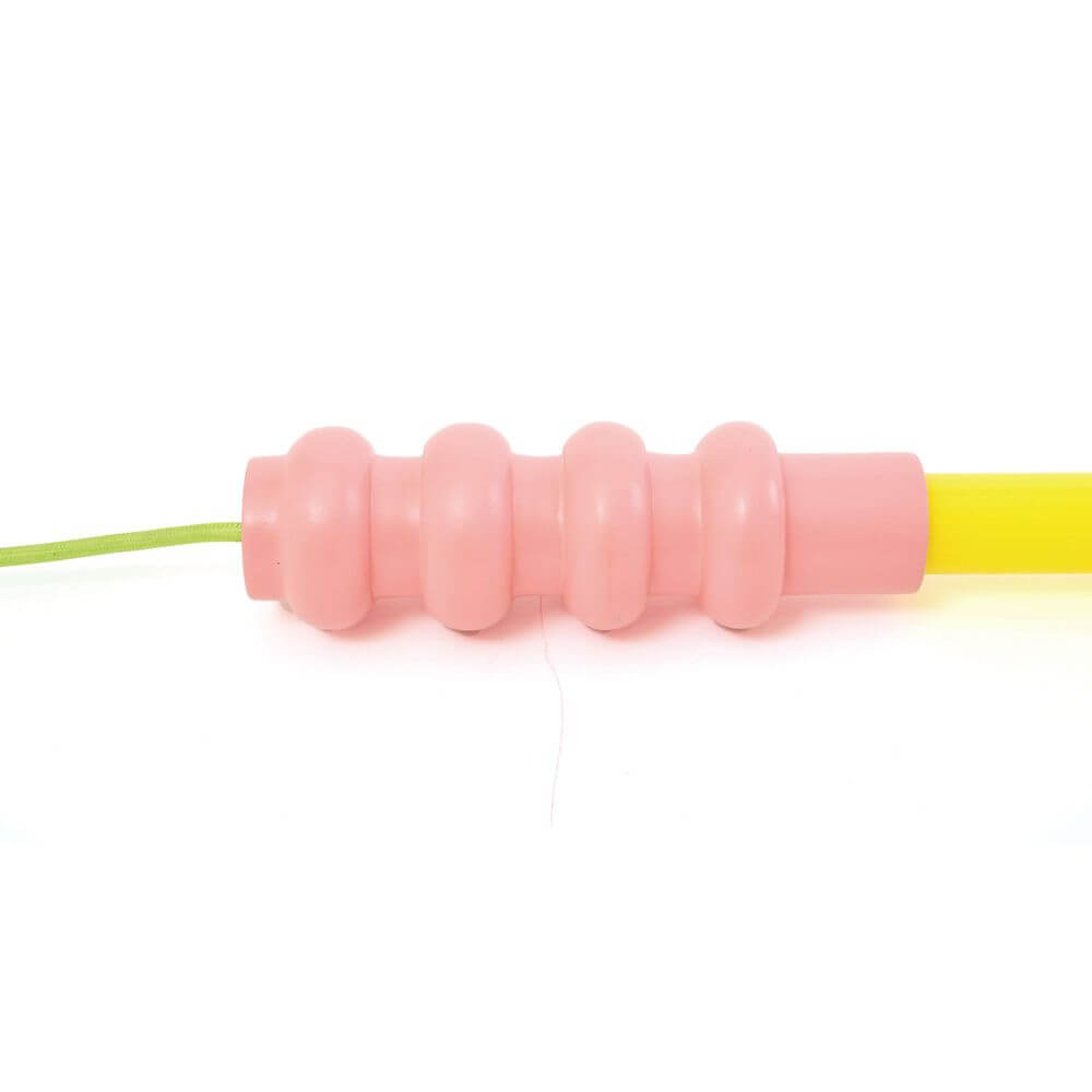 Seletti Superlinea LED-Leuchte 141cm - Nahaufnahme pinker geriffelter Griff und gelbe Stange, modernes italienisches Design