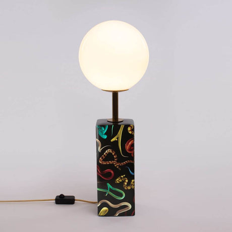 Lampe de table Seletti Toiletpaper Snakes LED en porcelaine 3000K – lampe de table en porcelaine avec décoration colorée de serpents et abat-jour boule opalin