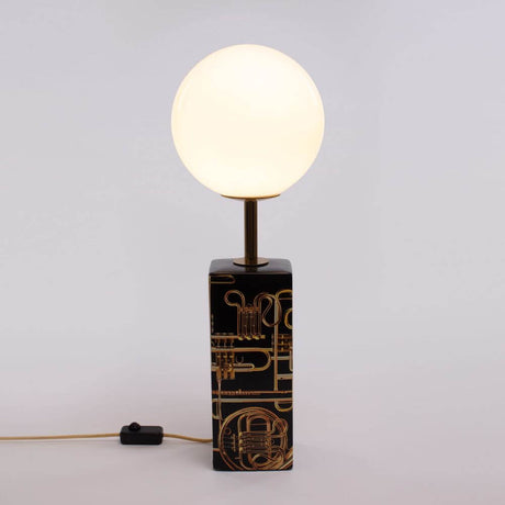 Seletti Toiletpaper Trumpets LED-Tischleuchte Porzellan Ø24cm H70cm Porzellanfuß mit goldenen Trompetenmotiven und beleuchteter Kugel