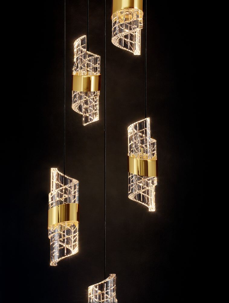 Seneca LED Pendelleuchte 5-flammig Ø 30cm 3000K Schwarz, Gold im modernen Design.
