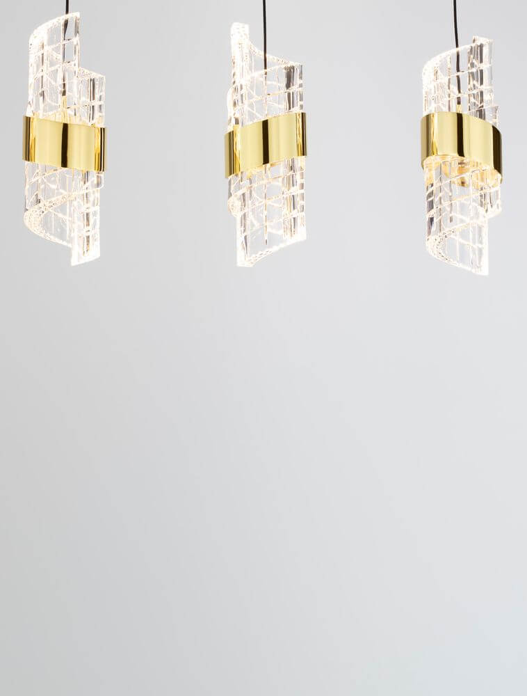 Seneca LED Pendelleuchte Balken 82cm 5-flammig 3000K Schwarz, Gold an einer grauen Wand