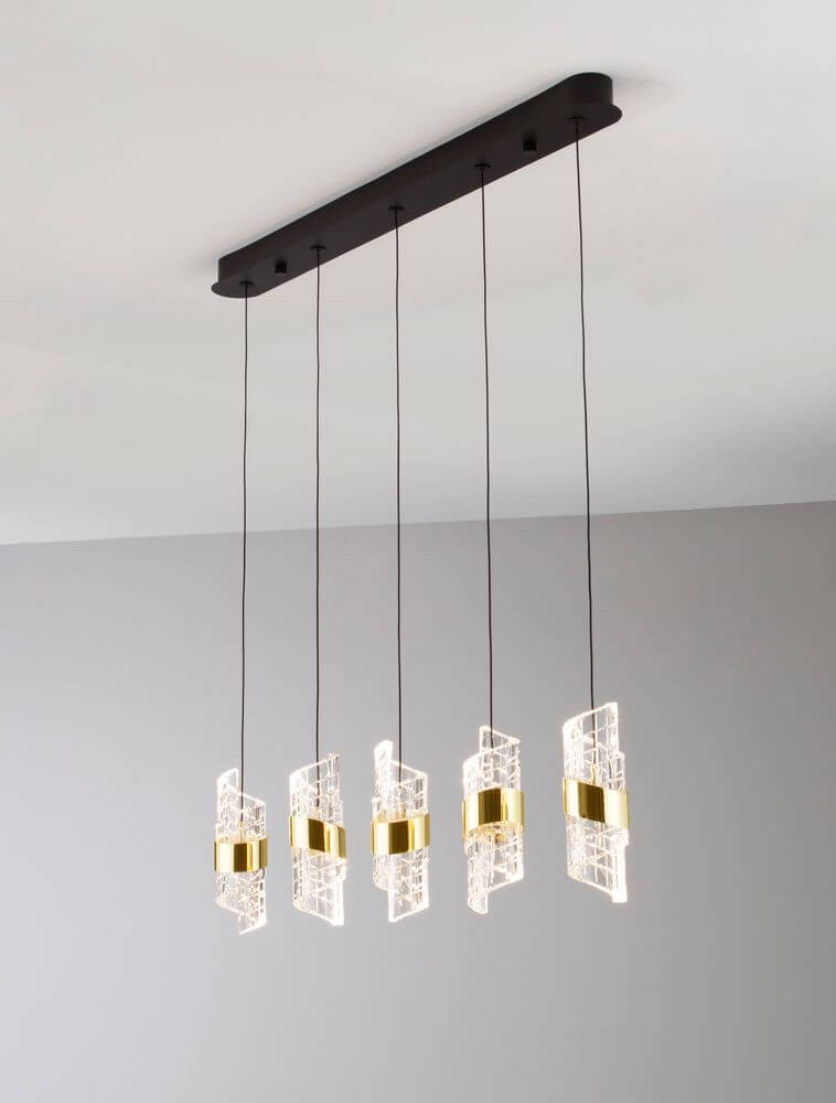 Seneca LED Pendelleuchte Balken 82cm 5-flammig 3000K Schwarz, Gold - elegantes Design mit Matt-Schwarz und Gold-Akzenten.
