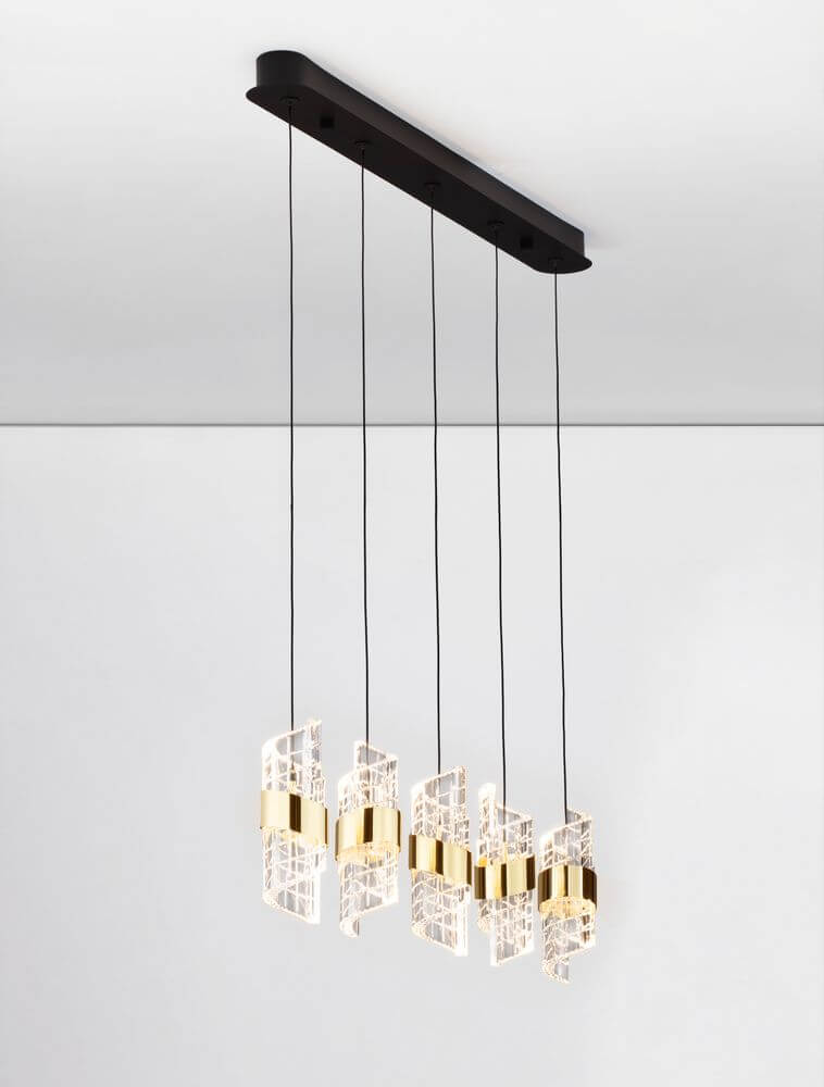 Seneca LED Pendelleuchte Balken 82cm 5-flammig 3000K Schwarz, Gold über einem modernen Raum.