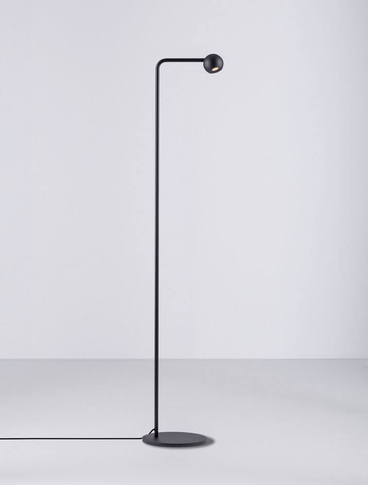 Sfera Stehlampe 3000K Schwarz elegante, moderne Stehlampe mit schwarzem Fuß und flexiblem Lampenkopf.