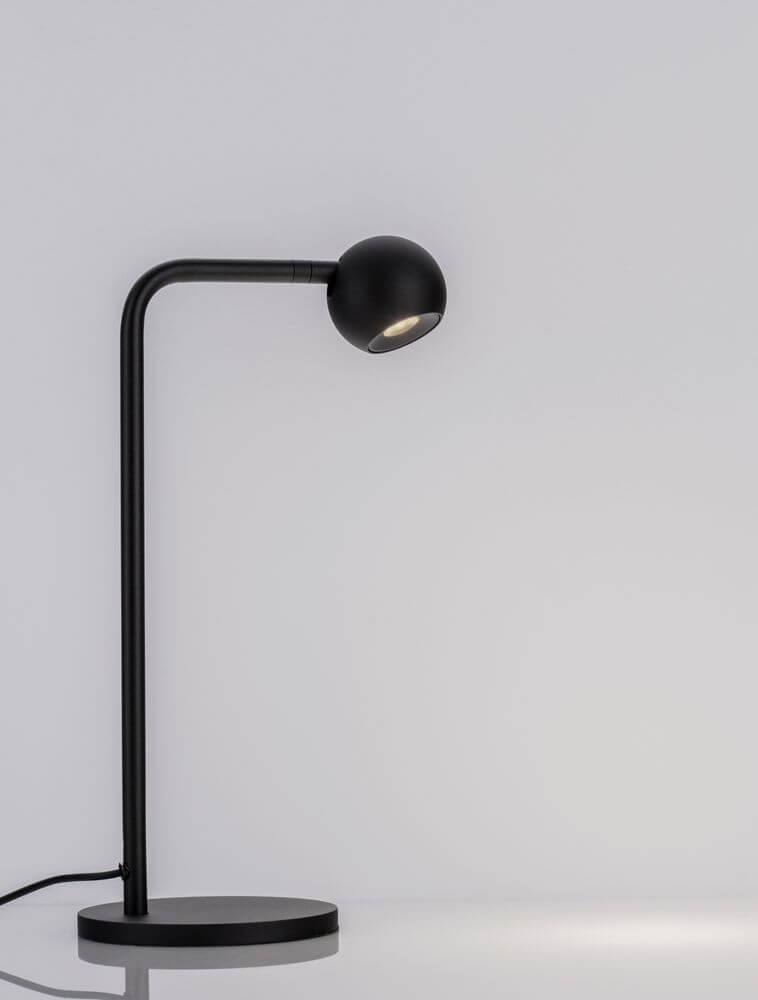 Sfera Tischleuchte 3000K Schwarz in modernem Design mit schwarzem Lampenschirm.