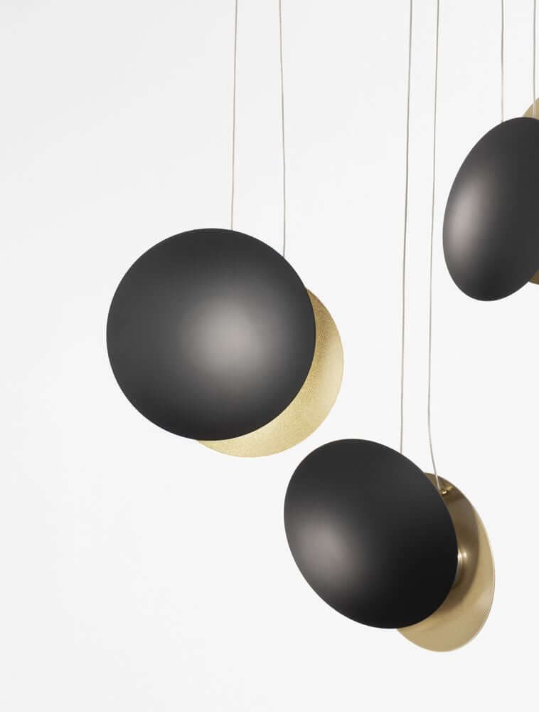 Shell LED Pendelleuchte 3-flammig Ø 48cm 3000K Schwarz, Gold – elegante Leuchte mit mattschwarzem Gehäuse und Gold-Akzenten.
