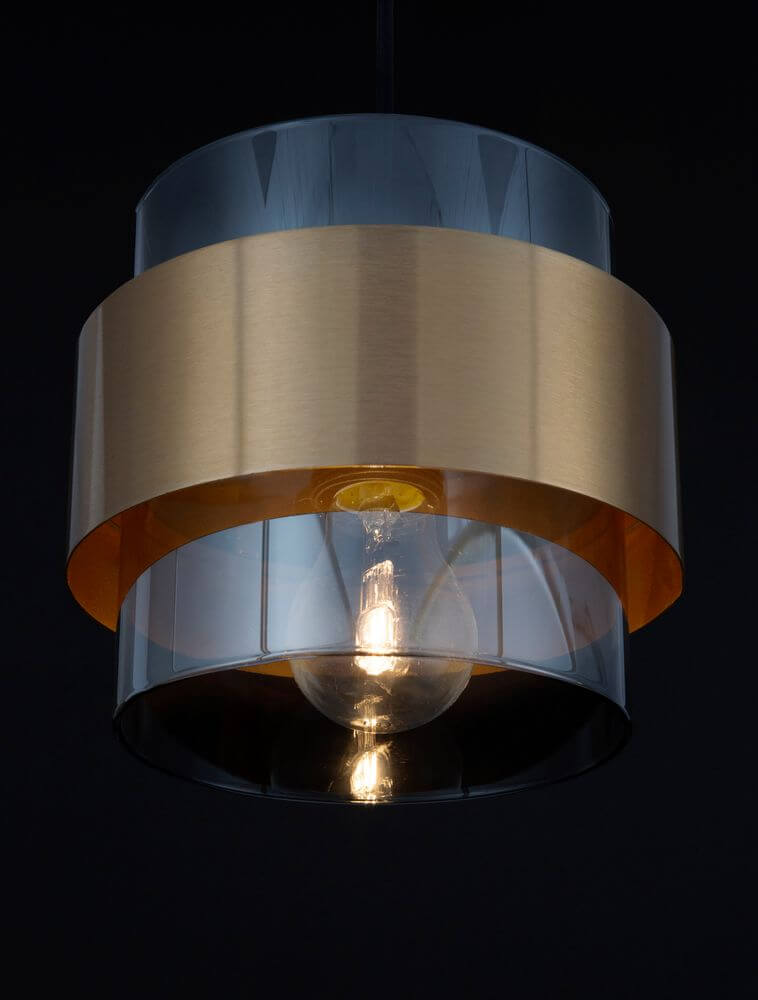 Alt Tag: Sianna Pendelleuchte Ø 18cm Gold, Rauch, Schwarz – zylindrischer Rauchglas-Lampenschirm mit goldfarbenem Metallring, warmes Ambiente-Licht