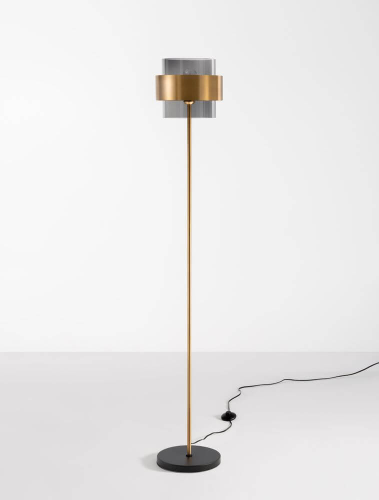Sianna Stehlampe Gold, Rauch, Schwarz mit mattschwarzem Metall und rauchfarbenem Glas.