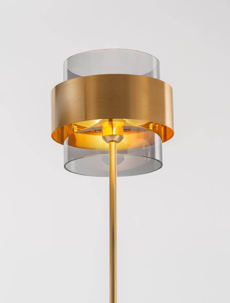 Sianna Stehlampe Gold, Rauch, Schwarz: elegante Stehleuchte mit mattschwarzem Metall und rauchfarbenem Glas.