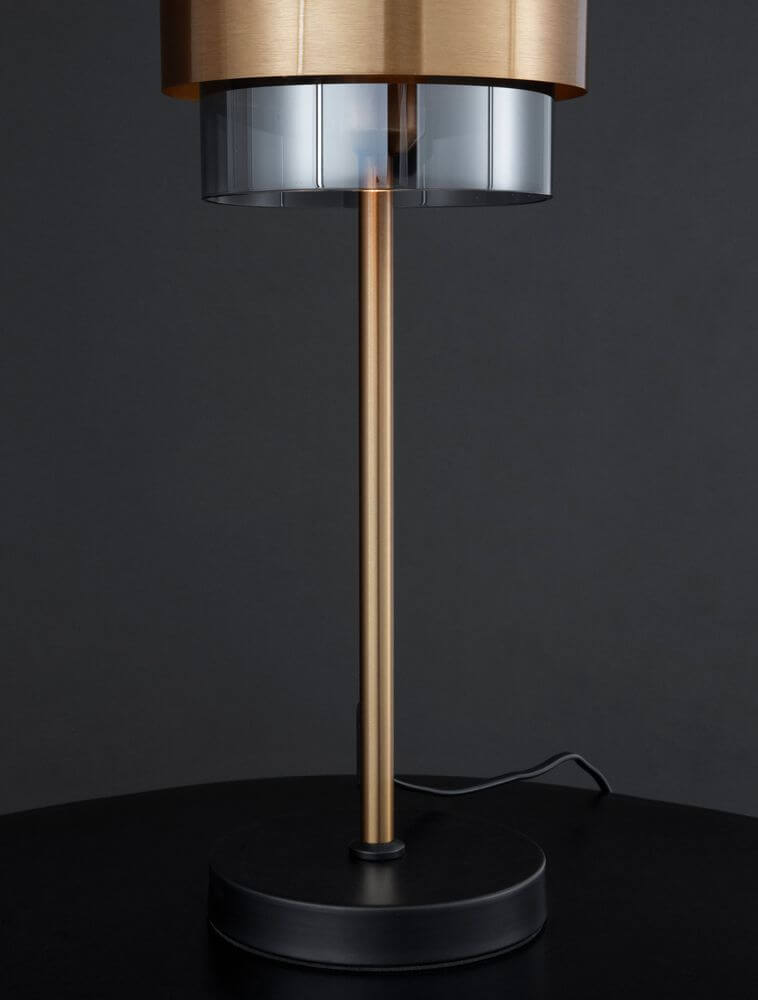 Sianna Tischleuchte Gold, Rauch, Schwarz auf schwarzem Tisch mit eleganter, moderner Gestaltung.