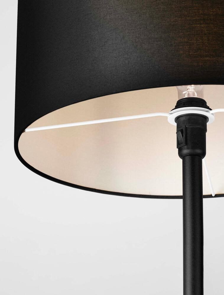Sibnia Stehlampe E27 Ø 45cm mit schwarzem Lampenschirm und elegantem Design.
