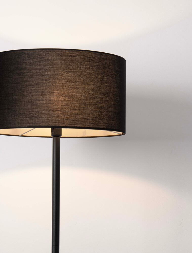 Sibnia Stehlampe E27 Ø 45cm mit schwarzem Stoffschirm und elegantem Design.