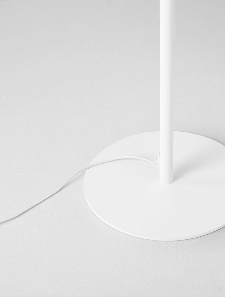 Sibnia Stehlampe E27 Ø 45cm mit weißem Sockel und Kabel auf grauem Boden.