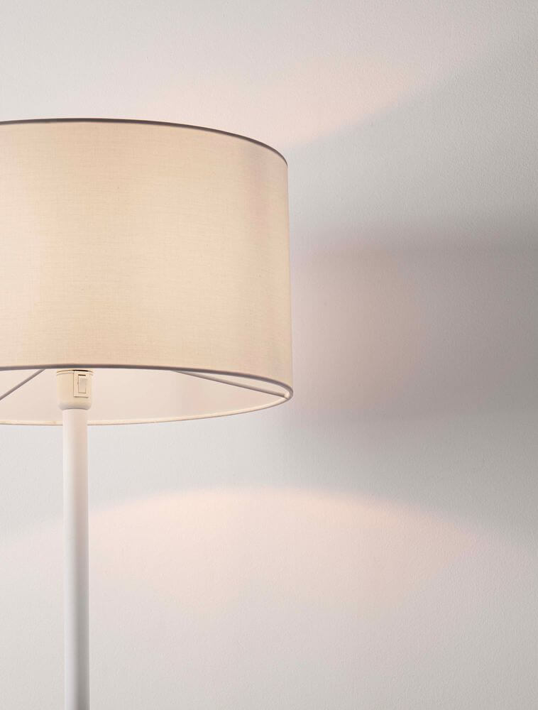 Sibnia Stehlampe E27 Ø 45cm mit elfenbeinfarbenem Lampenschirm und elegantem, schlanken Schaft.