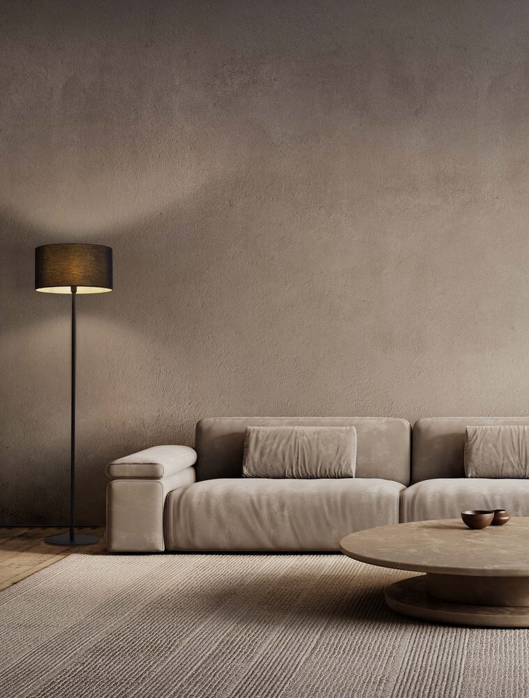 Sibnia Stehlampe E27 Ø 45cm neben einem modernen Sofa in einem stilvollen Wohnzimmer.